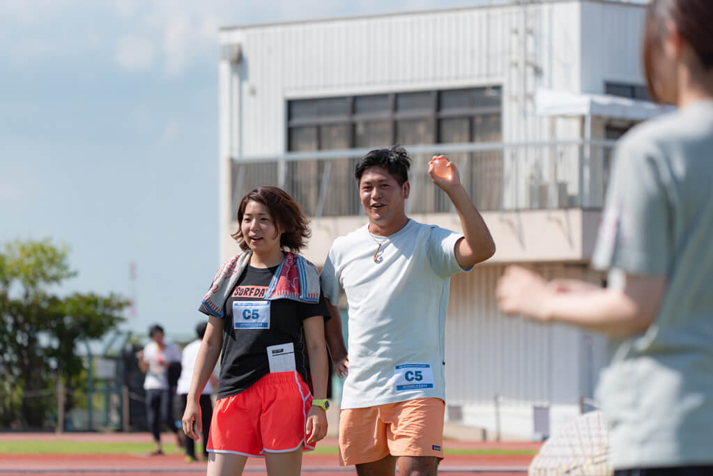 唯一キャッチに成功したもっちー（左）とカーン（右）