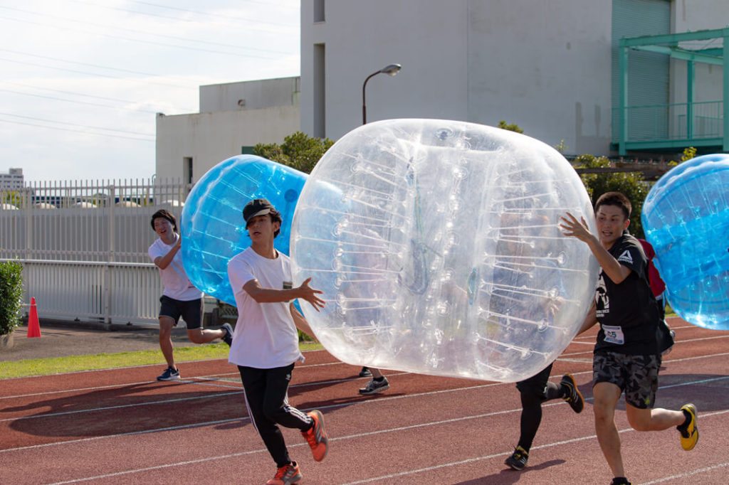 みっちゃんが加わってバブルボールを運ぶ