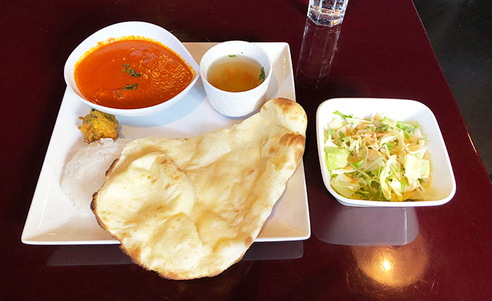 新宿御苑ランチ-サントーサ ガーデン（パペラ）バターチキンカレー