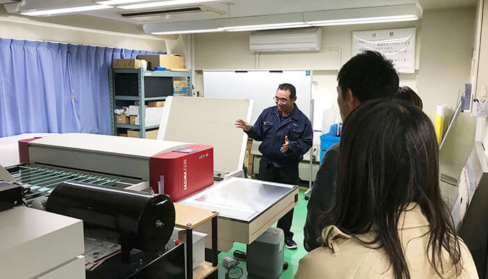 工場長からの説明を受けるメンバー