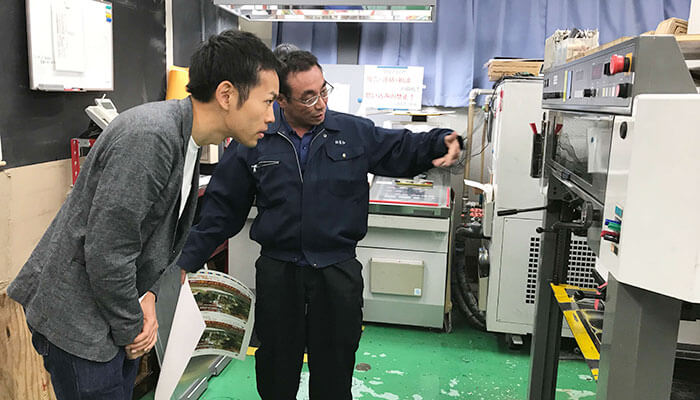 印刷機の間近で工程を説明してもらいました